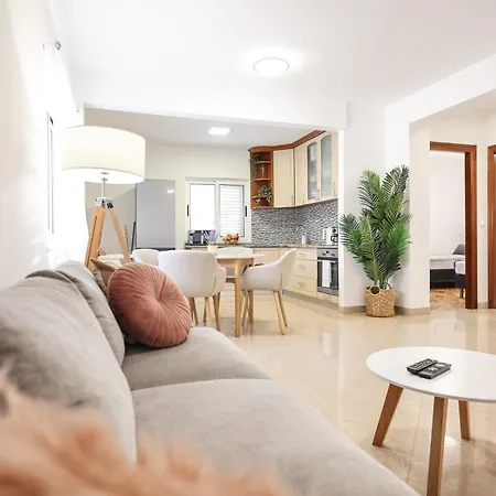 Coco & With Heated Pool Apartman *