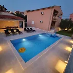 Coco With Heated Pool Кожино