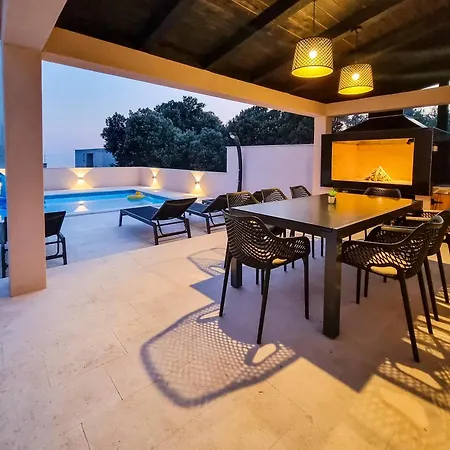 Coco With Heated Pool * Kožino