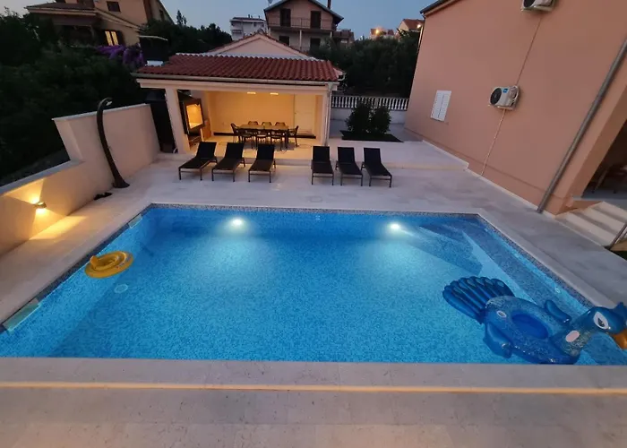 Villa Coco With Heated Pool 아파트